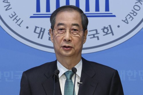  Ex-PM Han declares presidential bid, pledges constitutional reform