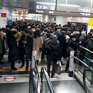 강남행 신분당선 열차고장....판교역 기다리는 시민