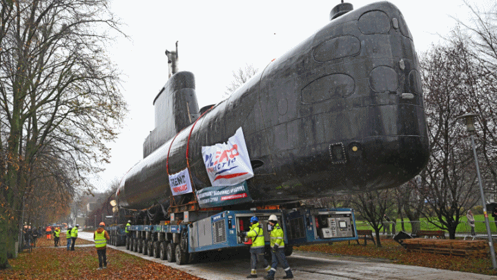 코벤급 잠수함 ORP '소콜'…폴란드 코시우즈코 광장으로 수송