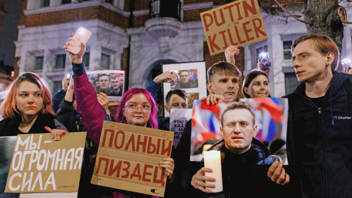 '푸틴 최대 정적' 나발니, 시베리아 감옥서 의문사…세계 추모 행렬