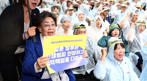 광복절 앞 수요시위 나온 이용수 할머니 "피해자 보호법 개정"