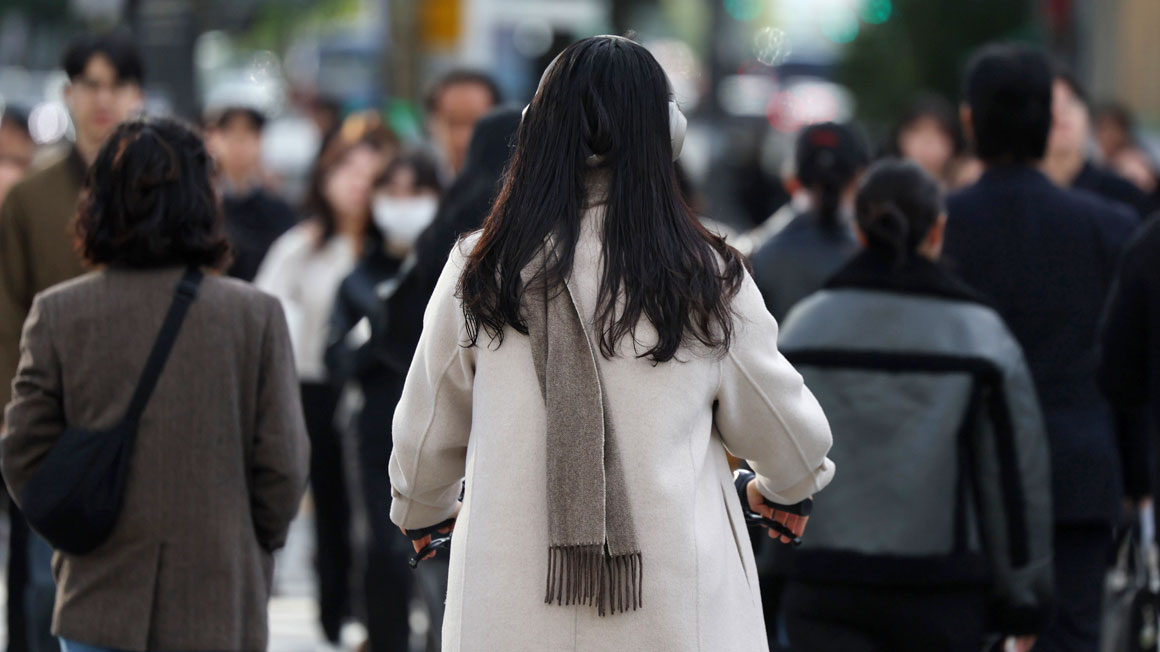 '쌀쌀한 아침'…광화문 네거리