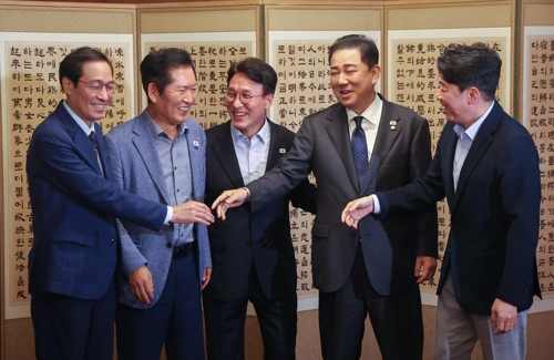 당정대 '계엄 1년' 앞두고 고위급 만찬…"현안 하나하나 되짚어"