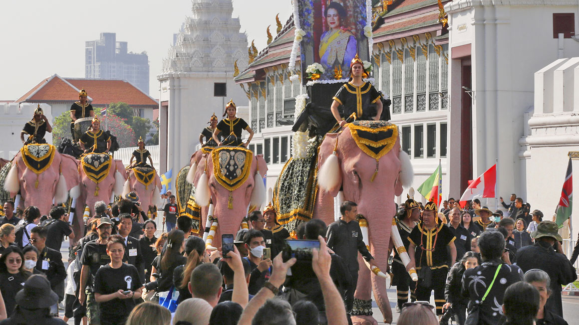 '태국 시리킷 왕태후 추모'…행진하는 분홍 코끼리들