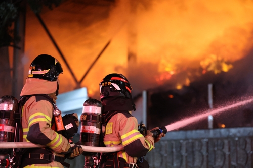 서귀포 토평공단 공장 불 20시간만에 초진…%22완진까진 더 걸려%22