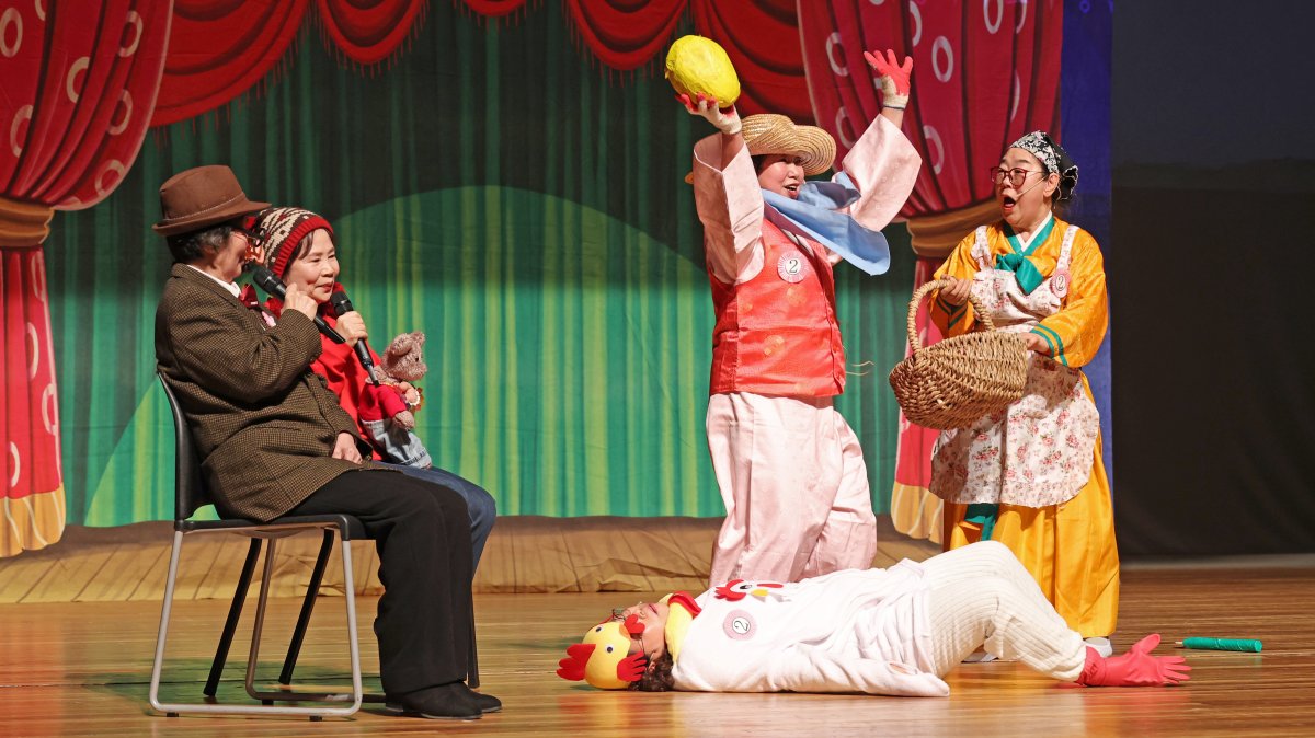 '아이 캔 스피크'…만학도들의 영어 연극