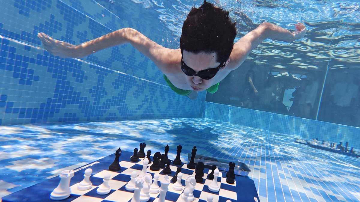 '물속에서 두는 한 수'…남아공서 열린 다이빙 체스 대회